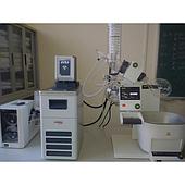 How does a vacuum evaporator work?